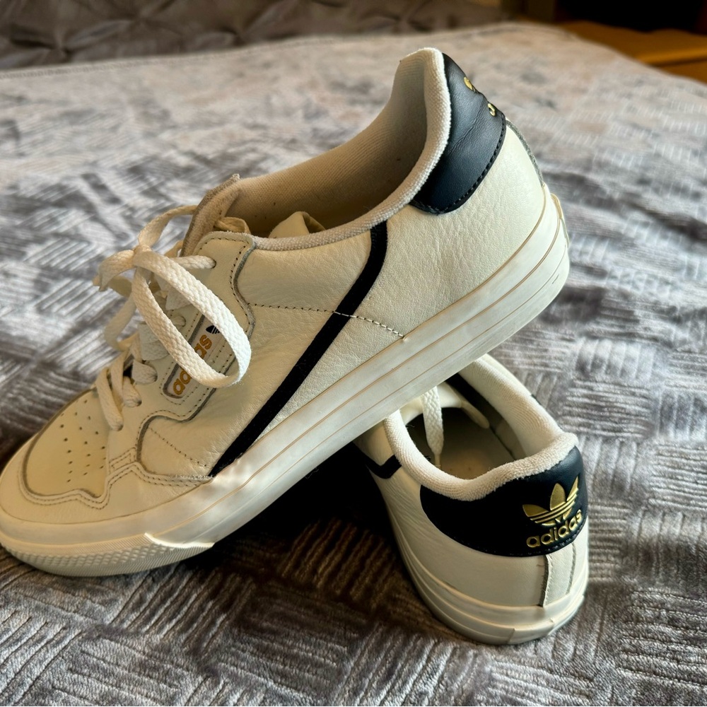 Men's 9 1/2 Adidas White Leather Shoes w black stripe and gold emblem